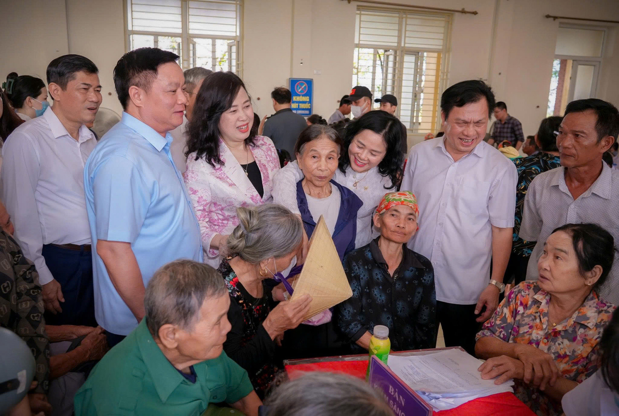 Bộ trưởng Y tế Đào Hồng Lan cùng lãnh đạo tỉnh Nghệ An thăm hỏi người dân đến khám sức khỏe - Ảnh: Khánh Trung