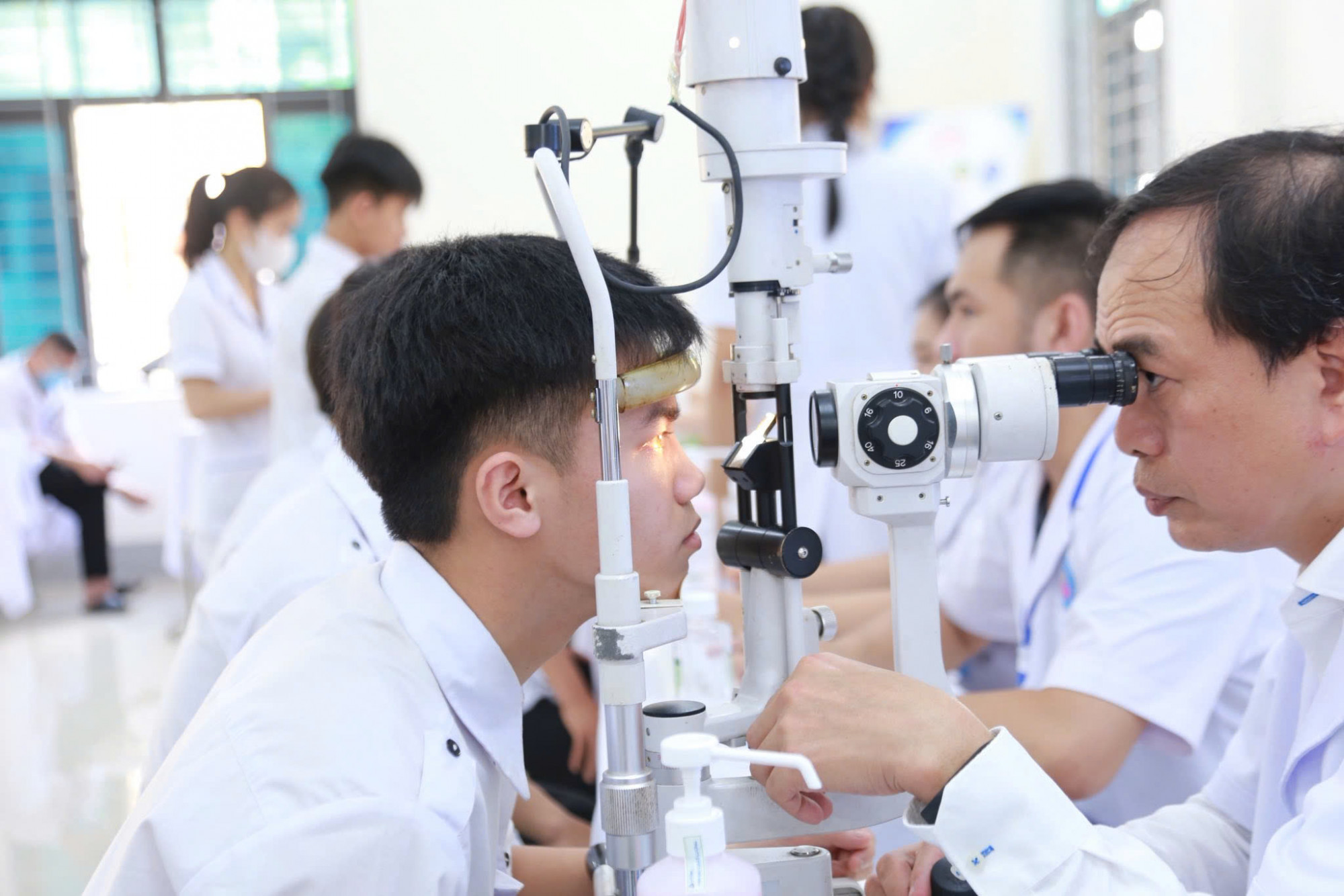 Người dân được thăm khám tổng quát từ nội khoa, ngoại khoa đến các chuyên khoa lẻ như mắt, răng hàm mặt... - Ảnh: Khánh Trung