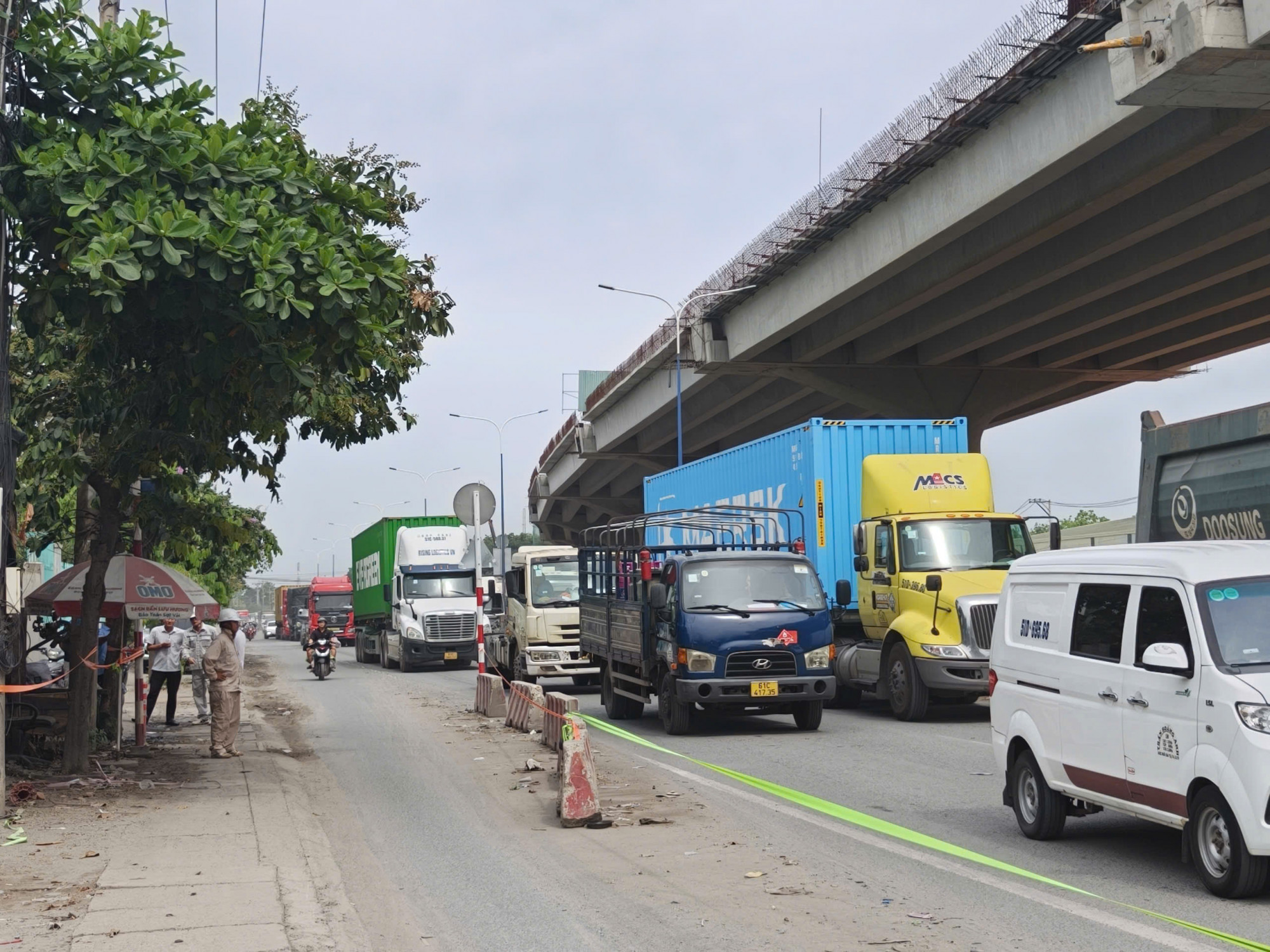 Cơ quan chức năng đề nghị tiến hành lắp đặt thêm dải phân cách cứng liên tục, thay thế tình trạng kéo dây làm phân cách. 