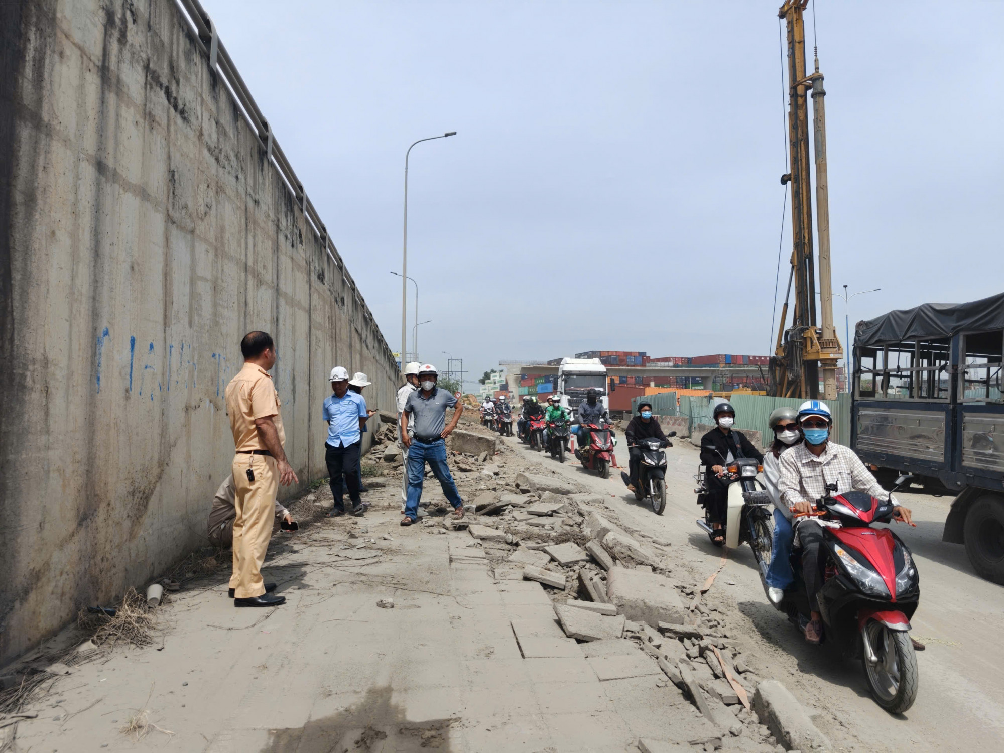 Đất đá ngổn ngang trên đường. Ảnh: Tuệ Nghi.