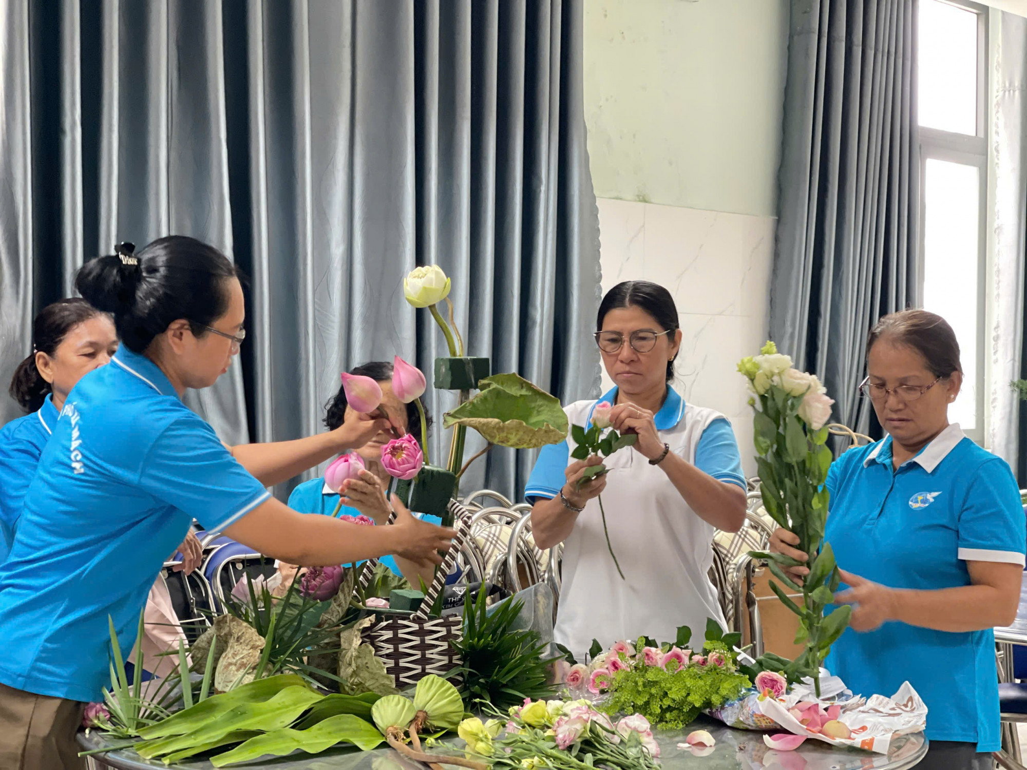 Các thí sinh tham gia hội thi cắm hoa - Ảnh: H.T