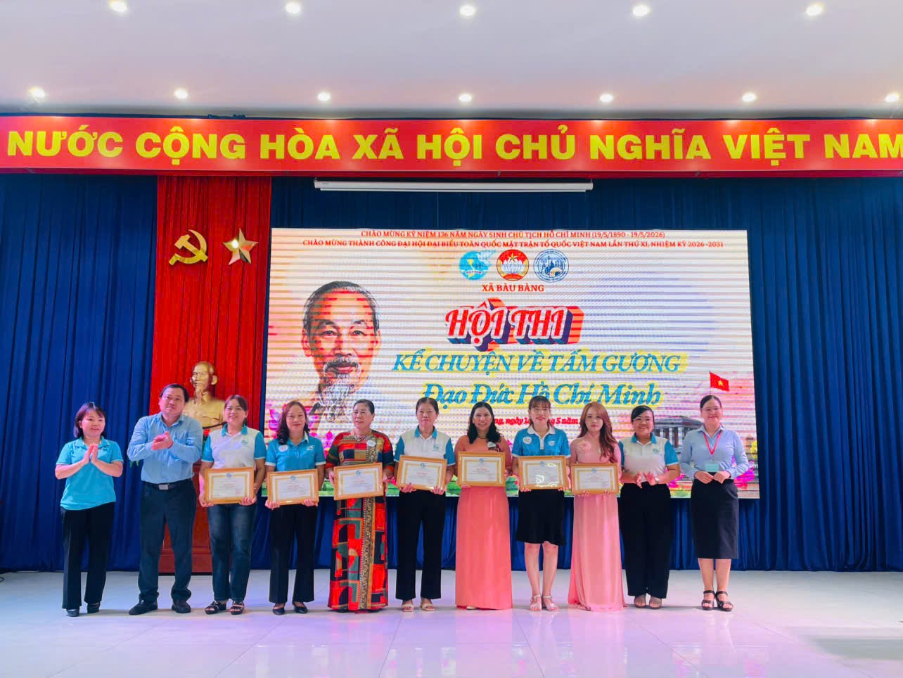 Ban tổ chức trao giải các hội thi - Ảnh: H.T