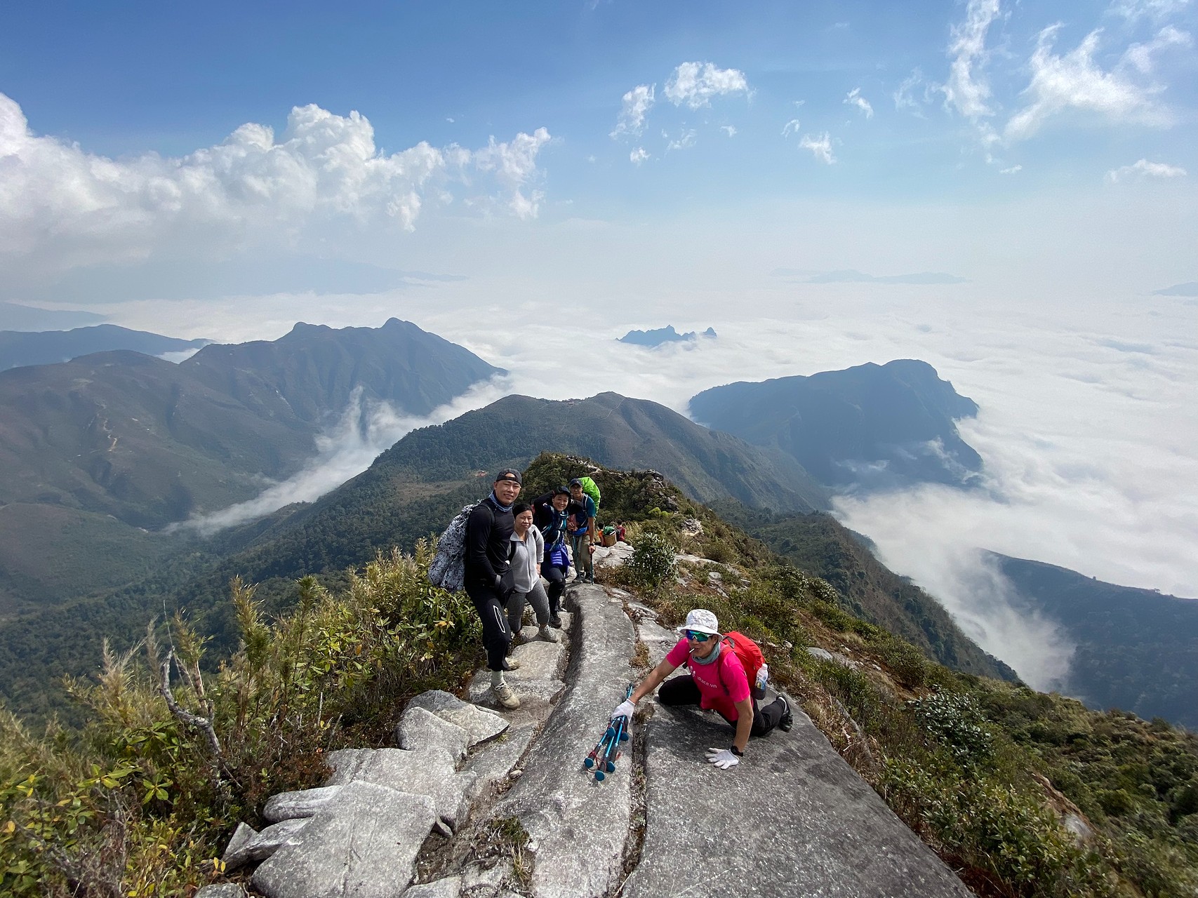 Du khách đi trekking mà chưa được cấp phép tại các địa điểm trên sẽ bị phạt - Ảnh: Tổ ong adventure