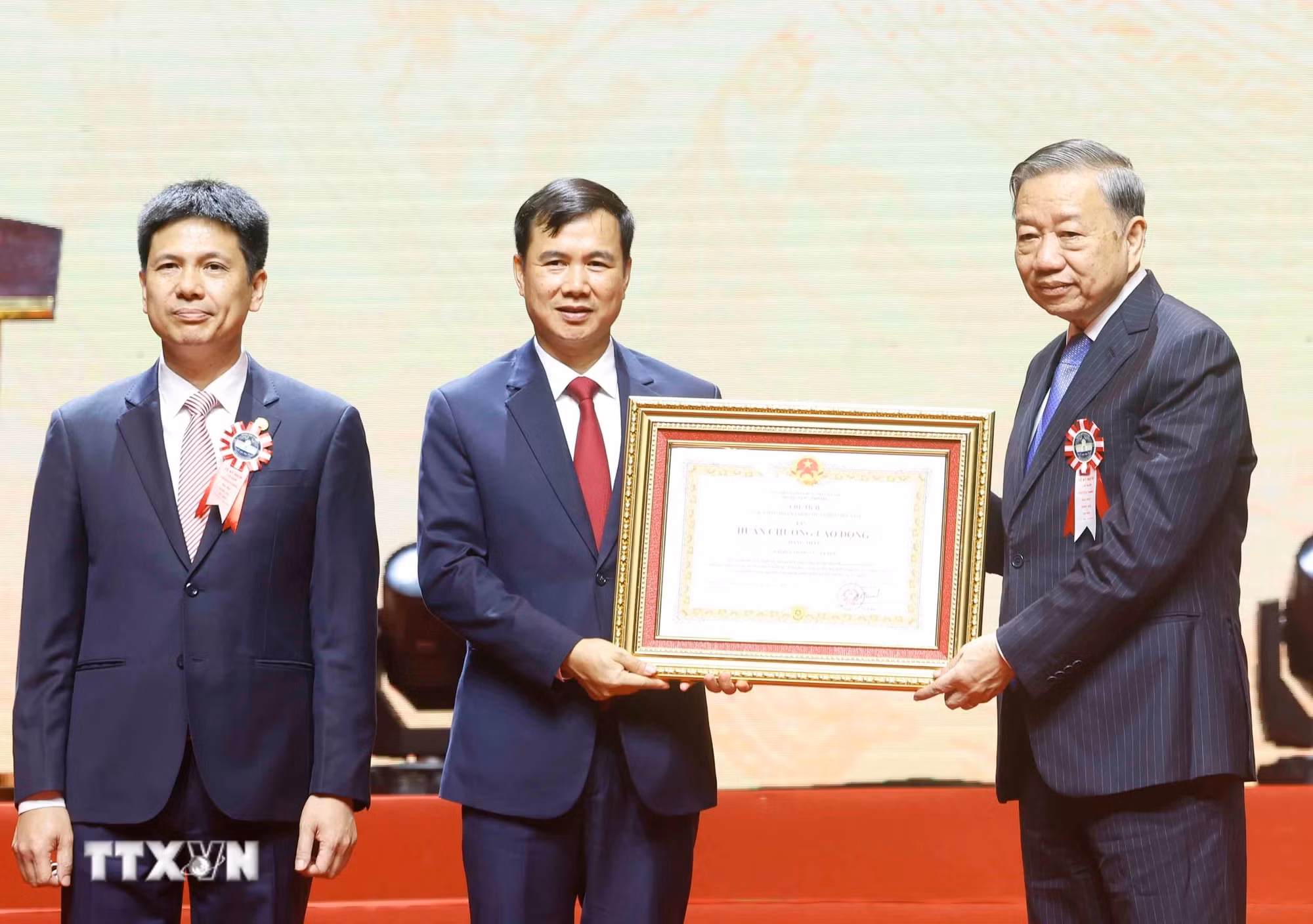 Tổng Bí thư, Chủ tịch nước Tô Lâm trao Huân chương Lao động hạng Nhất tặng Đại học Quốc gia Hà Nội. Ảnh: Thống Nhất – TTXVN