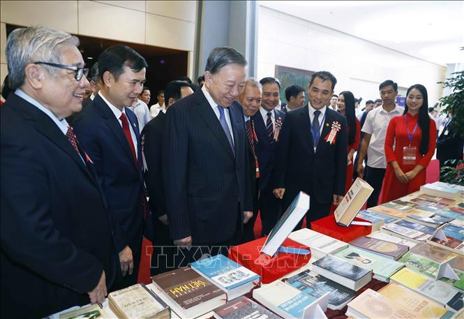 Tổng Bí thư, Chủ tịch nước Tô Lâm xem trưng bày giới thiệu tại lễ kỷ niệm. Ảnh: Thống Nhất/TTXVN