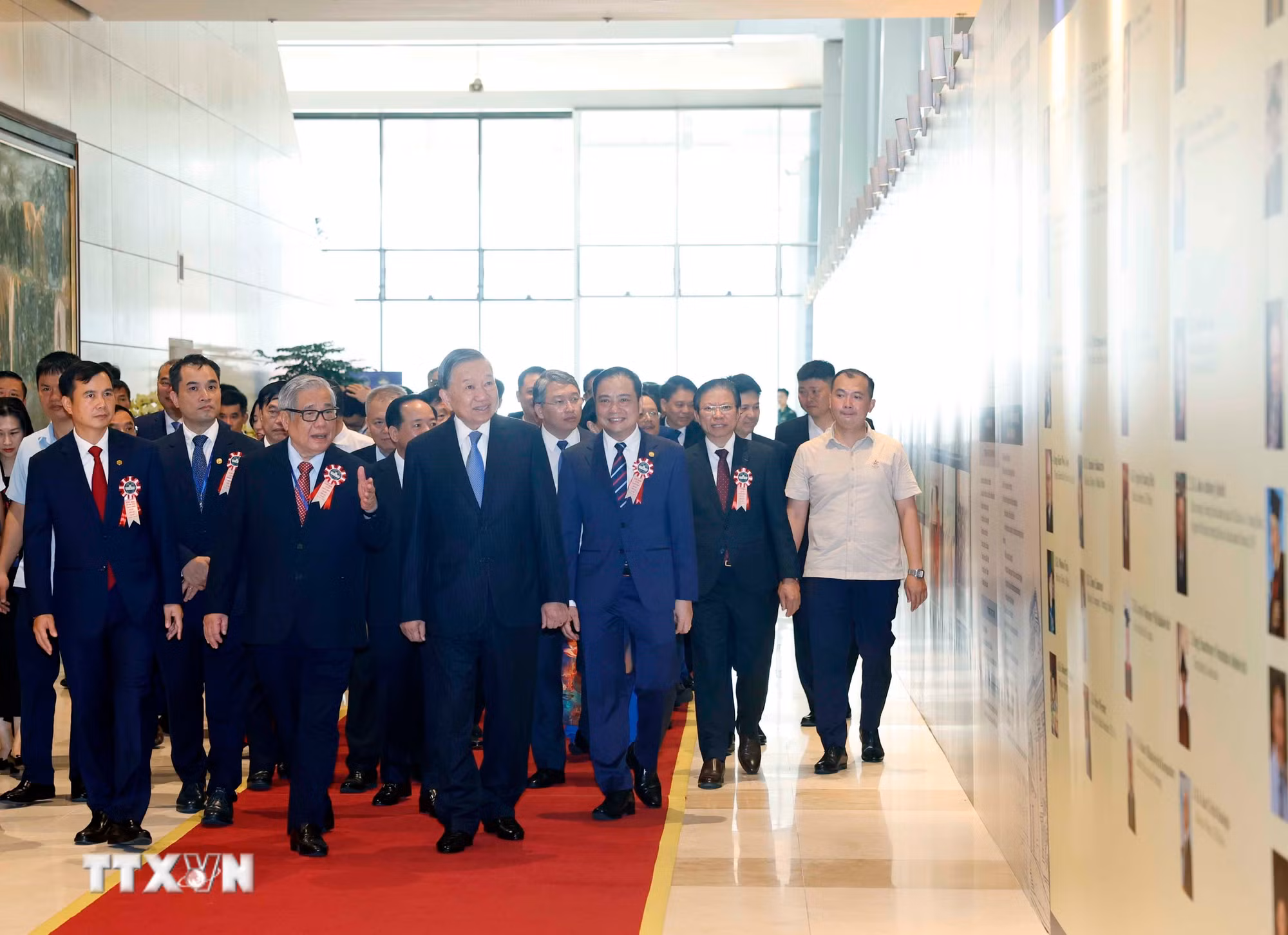 Tổng Bí thư, Chủ tịch nước Tô Lâm xem trưng bày giới thiệu tại lễ kỷ niệm. (Ảnh: Thống Nhất/TTXVN)