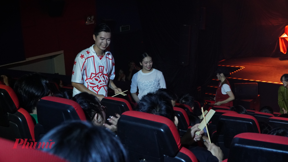 Khán giả được nghệ sĩ mời tham gia tương tác, cùng tạo nên không gian nghệ thuật gần gũi và đầy kết nối ngay trong khán phòng.