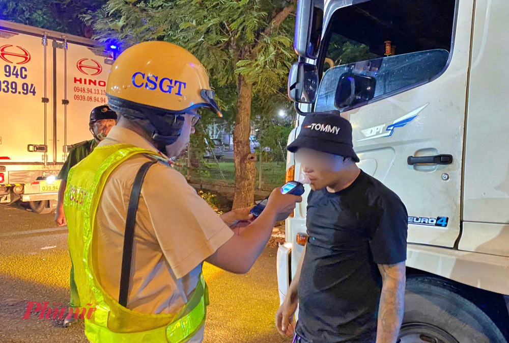 Nếu phát hiện dấu hiệu bất thường, cảnh sát sẽ test chất ma túy đối với tài xế - Ảnh: Nguyễn Văn