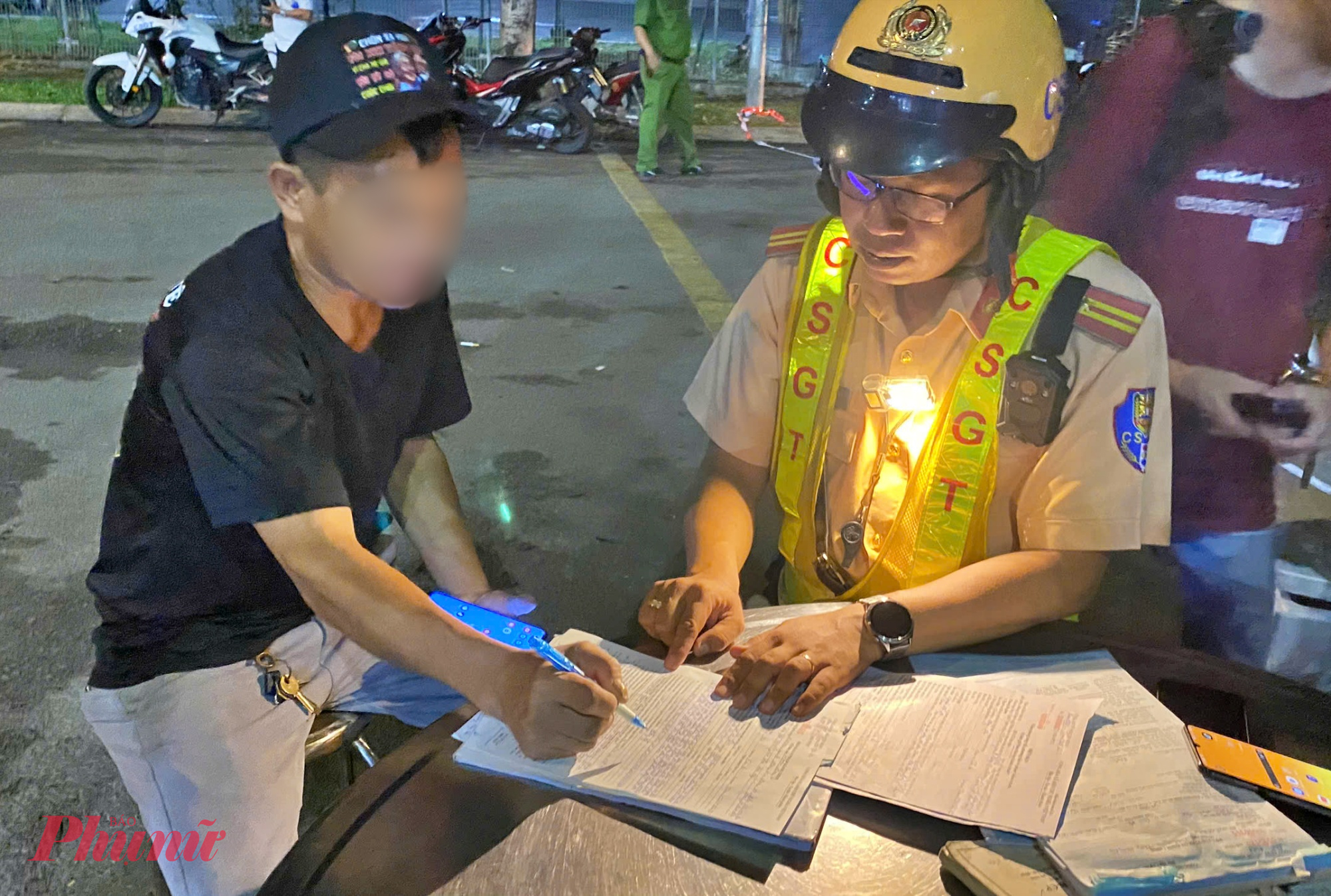Tài xế A. lái xe tải hết niên hạn và không có giấy phép lái xe - Ảnh: Nguyễn Văn