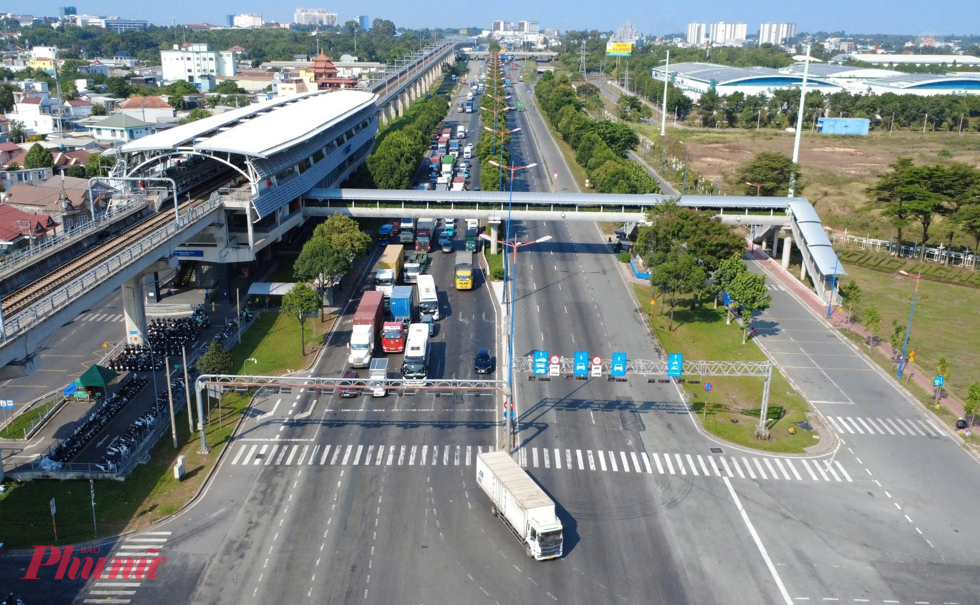 Cầu vượt bộ hành ga Công nghệ cao bắt qua đường xa lộ Hà Nội - Ảnh: Nguyễn Văn