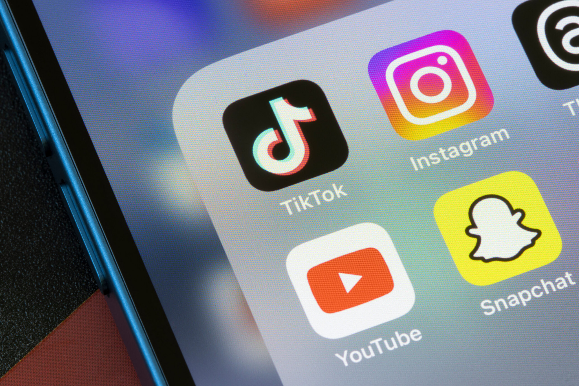 Theo hồ sơ tòa án, YouTube và Snap bị kiện vì gây ra tình trạng 'nghiện' mạng xã hội đối với học sinh khiến các trường học phải chi hàng khoản tiền khổng lồ để đối phó với cuộc khủng hoảng sức khỏe tâm thần. - Ảnh: Shutterstock