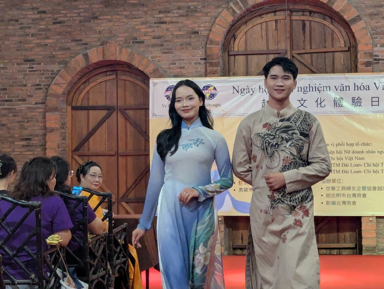 Những thiết kế tái hiện áo dài Việt Nam thu hút khách mời tham dự
