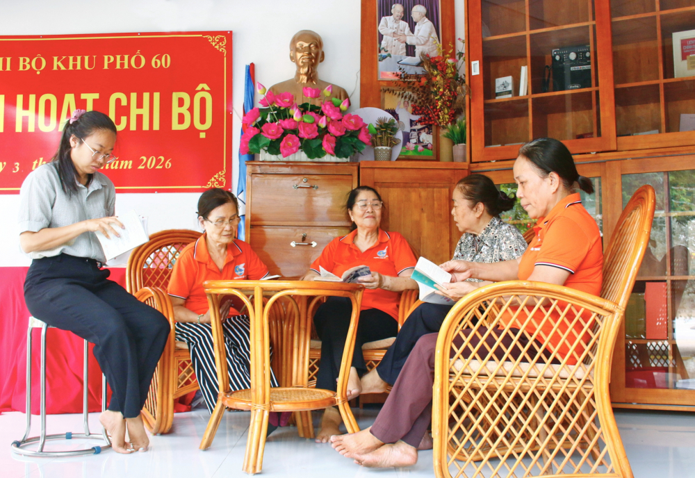 Bà Đào Thị Châu (thứ hai từ phải sang) góp sức xây dựng Không gian văn hóa Hồ Chí Minh tại khu phố để phụ nữ có thêm nơi sinh hoạt, đọc sách và học tập