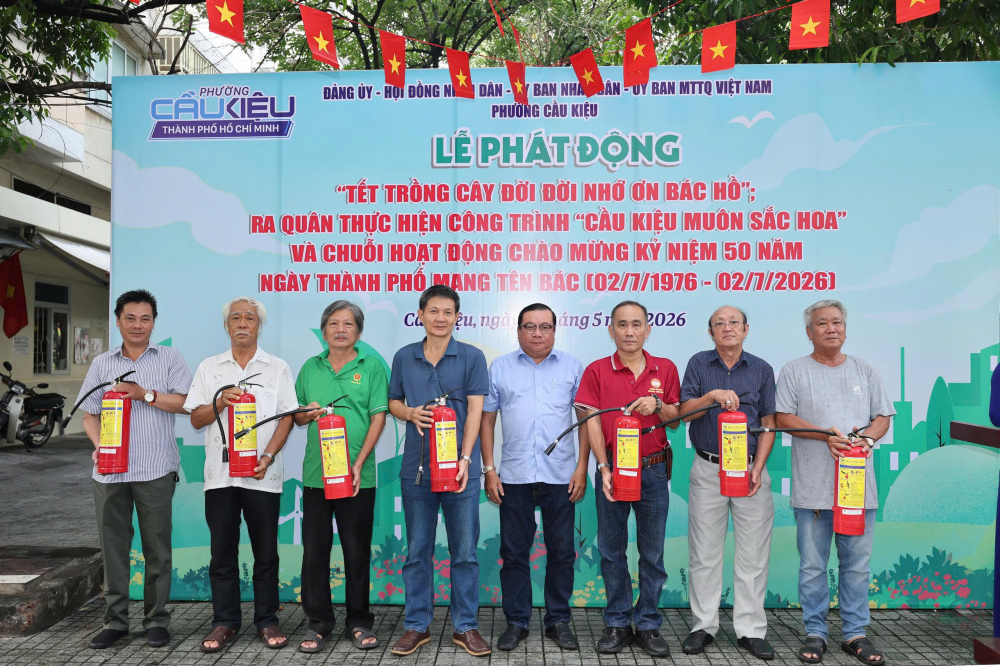 Ban tổ chức tặng bình chữa cháy xách tay đến đại diện ban quản trị các chung cư trên địa bàn  - Ảnh: Ủy ban MTTQ Việt Nam phường Cầu Kiệu