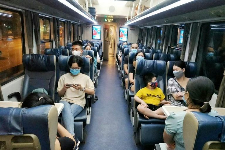 Vé tàu ghế ngồi mềm điều hòa được nhiều du khách ưa chuộng vì giá rẻ - Ảnh: internet