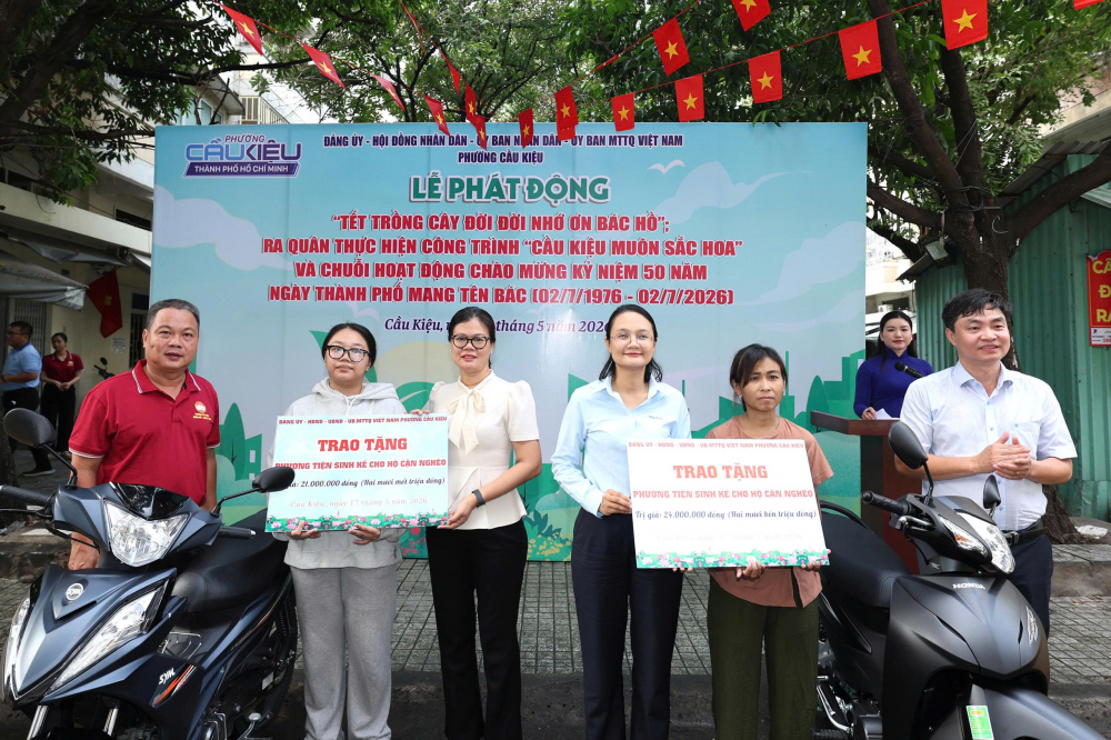 Ban tổ chức trao xe máy đến đại diện 2 hộ dân - Ảnh: Ủy ban MTTQ Việt Nam phường Cầu Kiệu 
