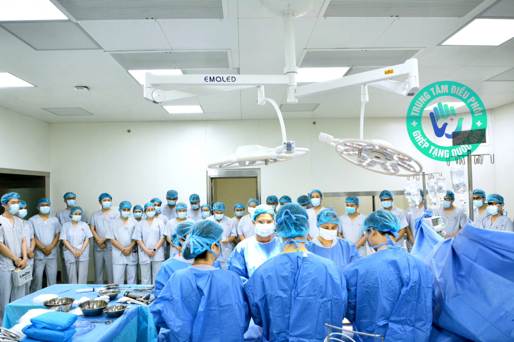 Cho đi là còn mãi Ê kíp bác sĩ tri ân chàng trai 21 tuổi trước khi tiến hành ca phẫu thuật lấy - ghép tạng - Ảnh do bệnh viện cung cấp