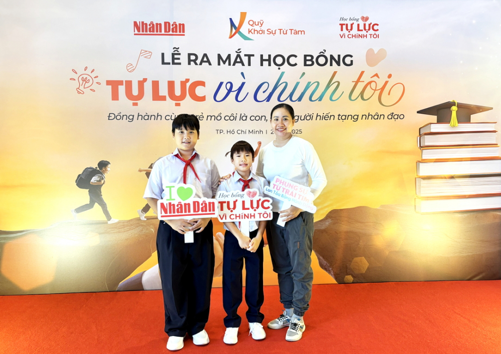 Cho đi là còn mãi Chị Lê Thụy Thanh Tâm và 2 con tại lễ trao học bổng - ẢNH: THÙY DƯƠNG