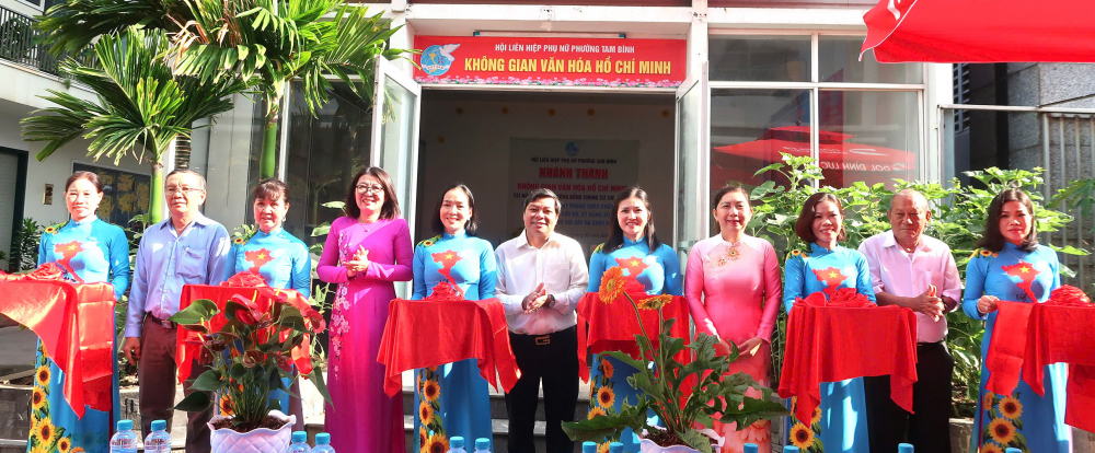 Lãnh đạo và cán bộ Hội Phụ nữ phường cắt băng khánh thành công trình Không gian văn hóa Hồ Chí Minh tại chung cư The Navita - Ảnh: Hội LHPN phường Tam Bình