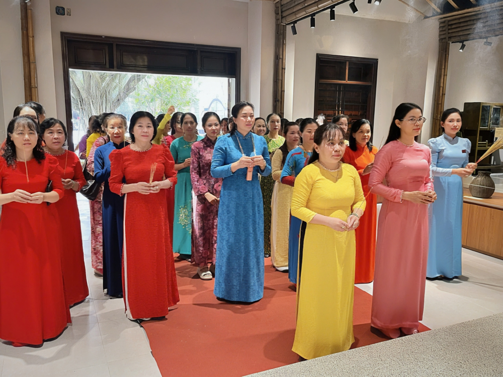 Đoàn Hội LHPN xã Vĩnh Lộc dâng hương tại Khu di tích lịch sử Dân công hỏa tuyến Vĩnh Lộc Mậu Thân 1968.