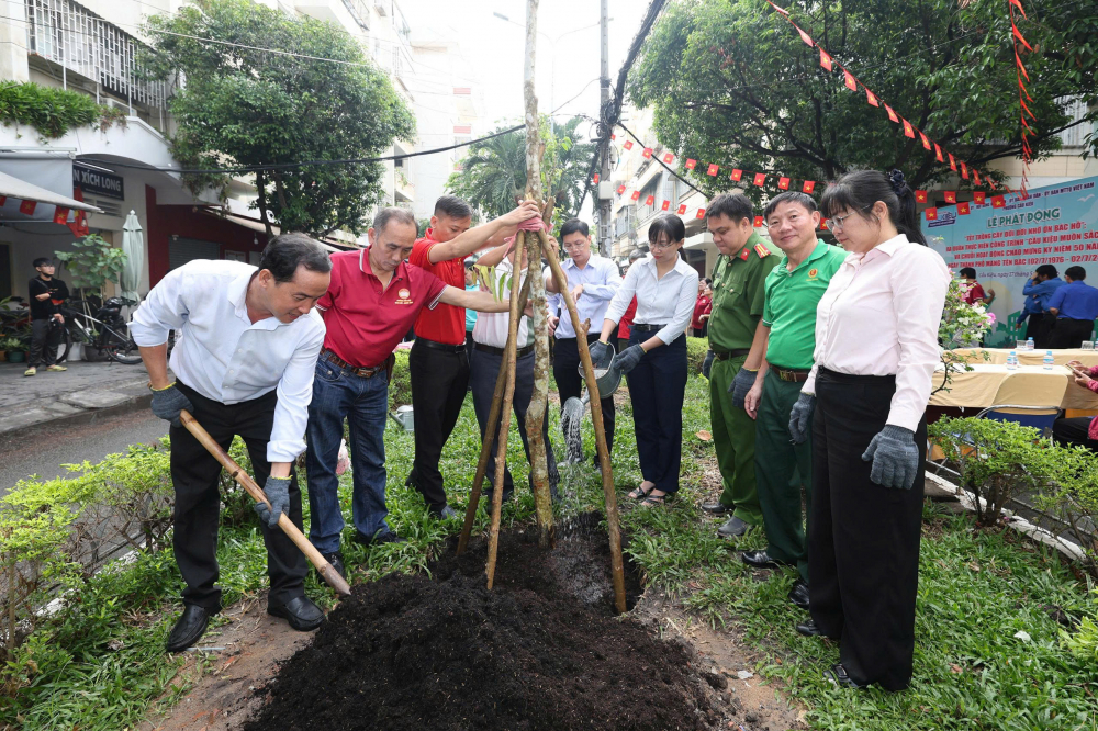 Các đại biểu cùng trồng cây trong khuôn viên chung cư A4 Phan Xích Long - Ảnh: Ủy ban MTTQ Việt Nam phường Cầu Kiệu