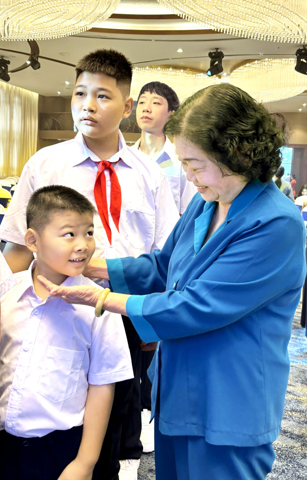 Cho đi là còn mãi Bà Trương Mỹ Hoa - nguyên Phó chủ tịch nước - trò chuyện cùng con của những người hiến mô, tạng tại lễ trao học bổng bảo trợ đến năm 18 tuổi do Tập đoàn Kim Oanh trao tặng - ẢNH: THÙY DƯƠNG