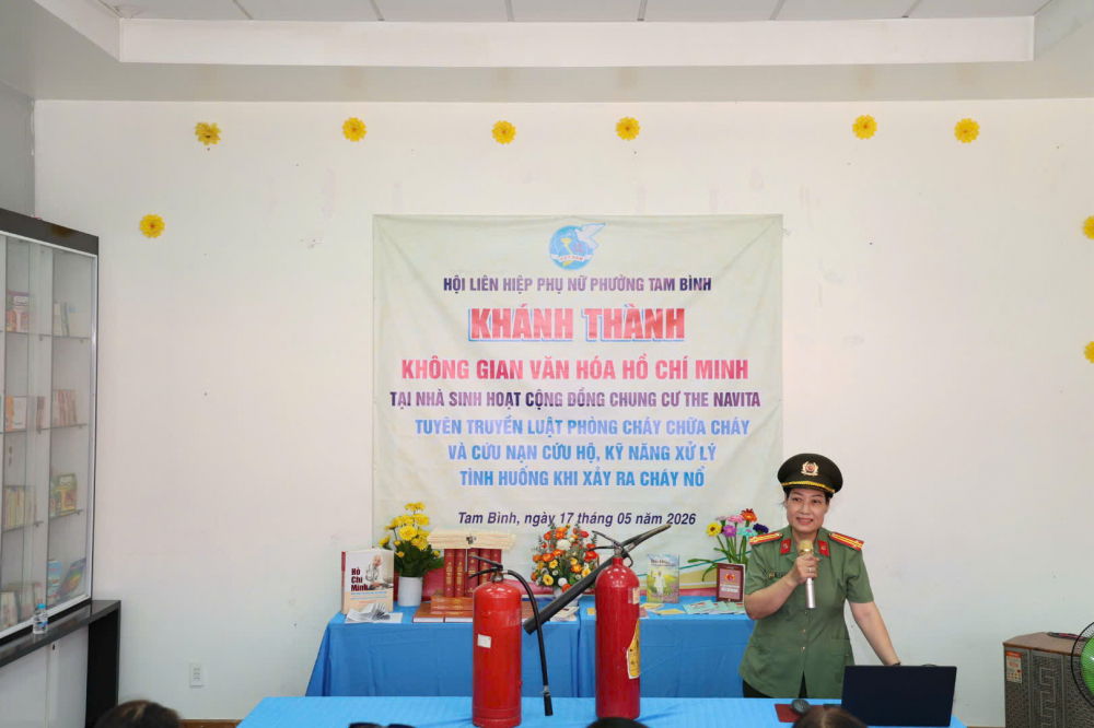 Sau lễ ra mắt công trình, Hội LHPN phường Tam Bình tổ chức tuyên truyền kỹ năng phòng cháy, chữa cháy cho cư dân chung cư The Navita. Trung tá Võ Thị Vân Anh – cán bộ Công an phường Tam Bình – trực tiếp chia sẻ thông tin và hướng dẫn mọi người các kỹ năng sử dụng bình chữa cháy cầm tay, thoát hiểm khi xảy ra cháy - Ảnh: Hội LHPN phường Tam Bình