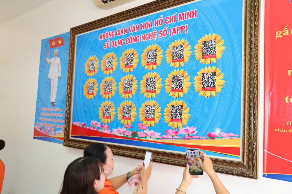 Mã QR tích hợp tài liệu được thiết kế lồng trong những bông hoa hướng dương - Ảnh: Hội LHPN phường Tam Bình