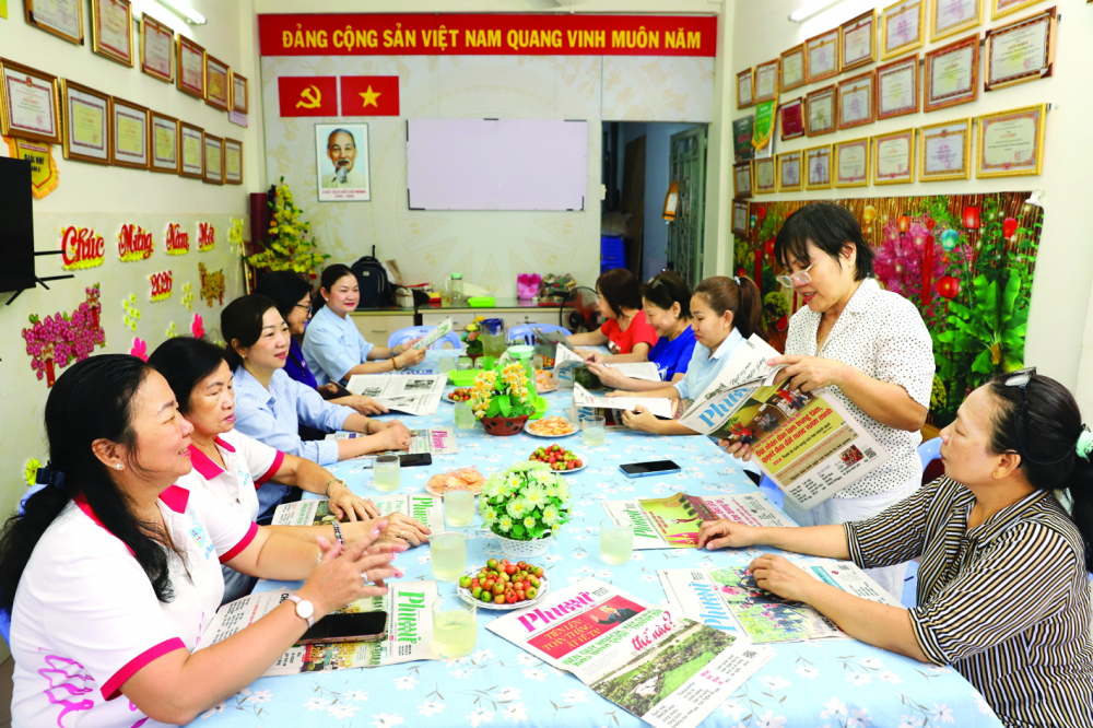 Phụ nữ phường Bàn Cờ tổ chức sinh hoạt và đọc báo Phụ nữ TPHCM tại trụ sở khu phố 17 - ẢNH: PHÙNG HUY