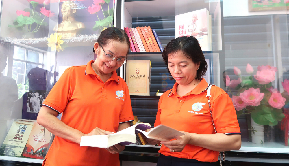 Cán bộ, hội viên phụ nữ phường tham quan, đọc sách trong Không gian văn hóa Hồ Chí Minh - Ảnh: Hội LHPN phường Tam Bình 