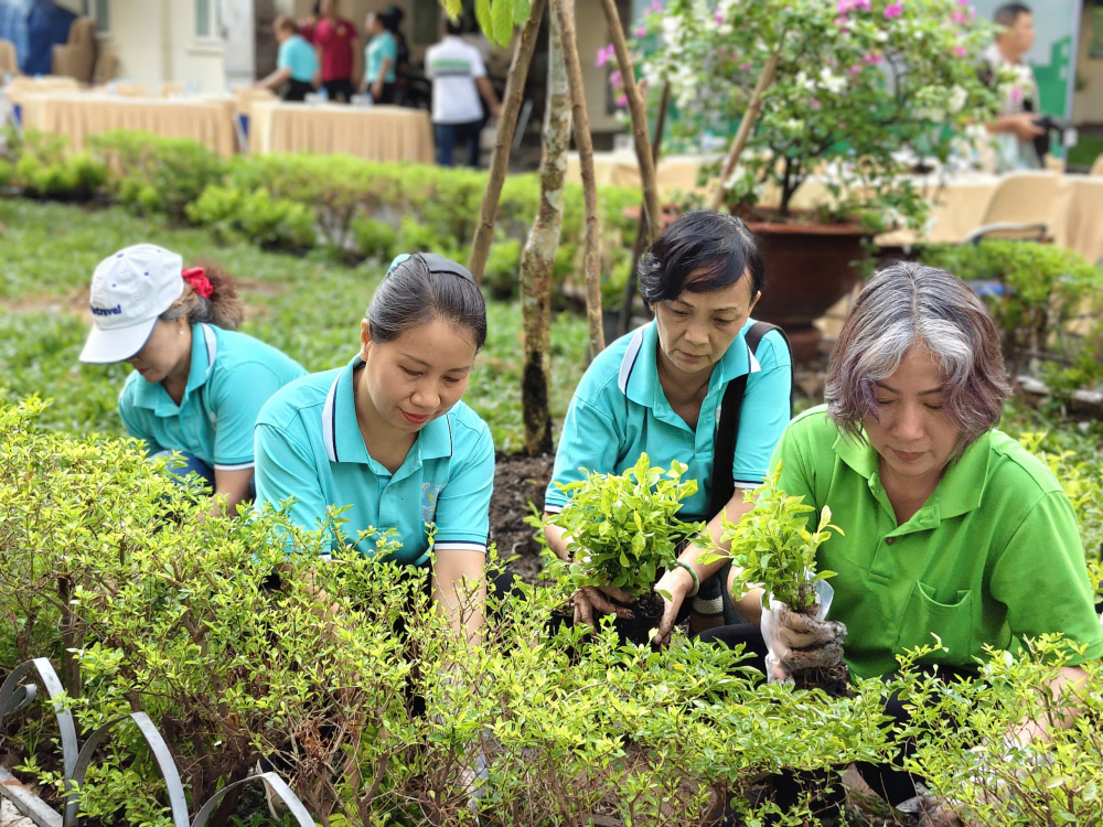 Cán bộ, hội viên phụ nữ phường Cầu Kiệu góp sức tạo mảng xanh trong chung cư A4 Phan Xích Long - Ảnh: Ủy ban MTTQ Việt Nam phường Cầu Kiệu