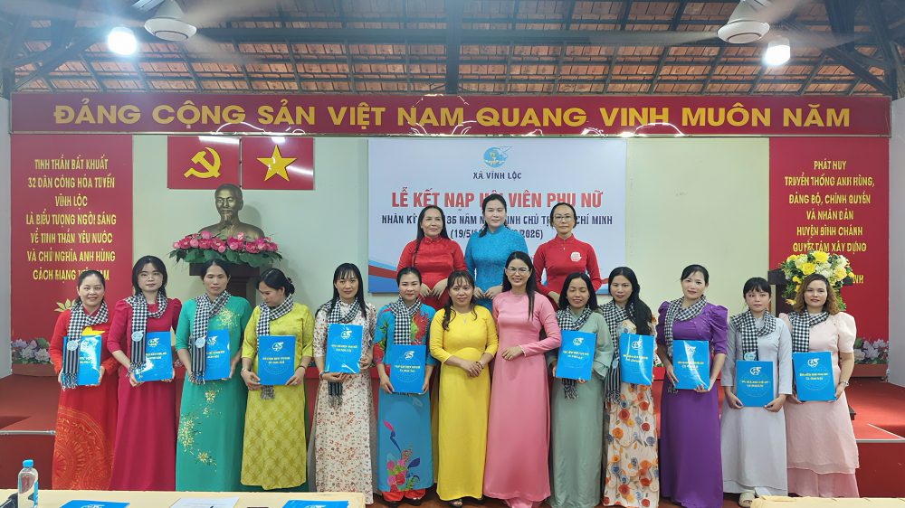Lãnh đạo Hội LHPN xã Vĩnh Lộc trao quyết định kết nạp hội viên 