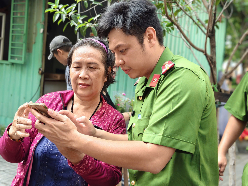 Dịp này, cán bộ, chiến sĩ Công an phường Cầu Kiệu cũng đến các khu phố hướng dẫn người dân sử dụng ứng dụng SOS An ninh trật tự - Ảnh: Ủy ban MTTQ Việt Nam phường Cầu Kiệu
