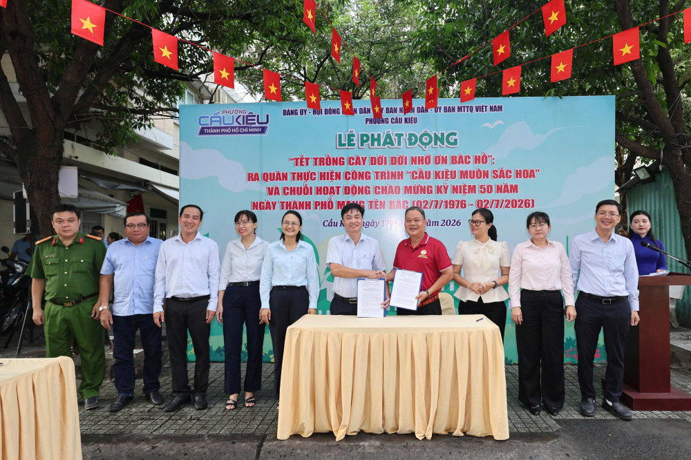 Trong chương trình, UBND và Ủy ban MTTQ Việt Nam phường Cầu Kiệu ký kế hoạch liên tịch phối hợp thực hiện công trình “Cầu Kiệu muôn sắc hoa” - Ảnh: Ủy ban MTTQ Việt Nam phường Cầu Kiệu
