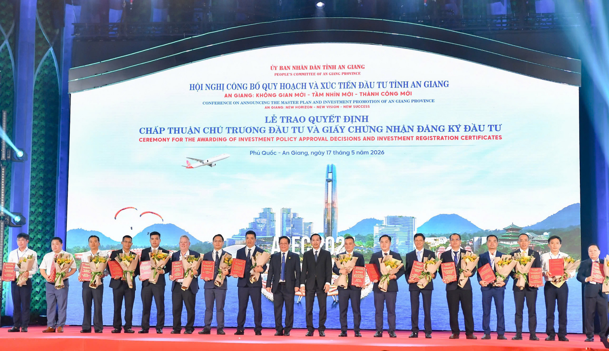 UBND tỉnh An Giang trao chủ trương đầu tư cho các doanh nghiệp - Ảnh Văn Dương