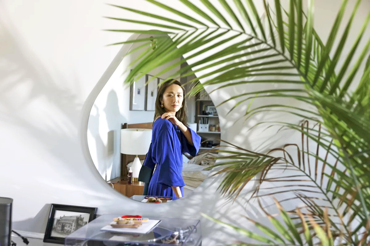 Lydia Patel thử những bộ quần áo mà cô đã đặt từ dịch vụ cho thuê trang phục - Nguồn ảnh: NPR