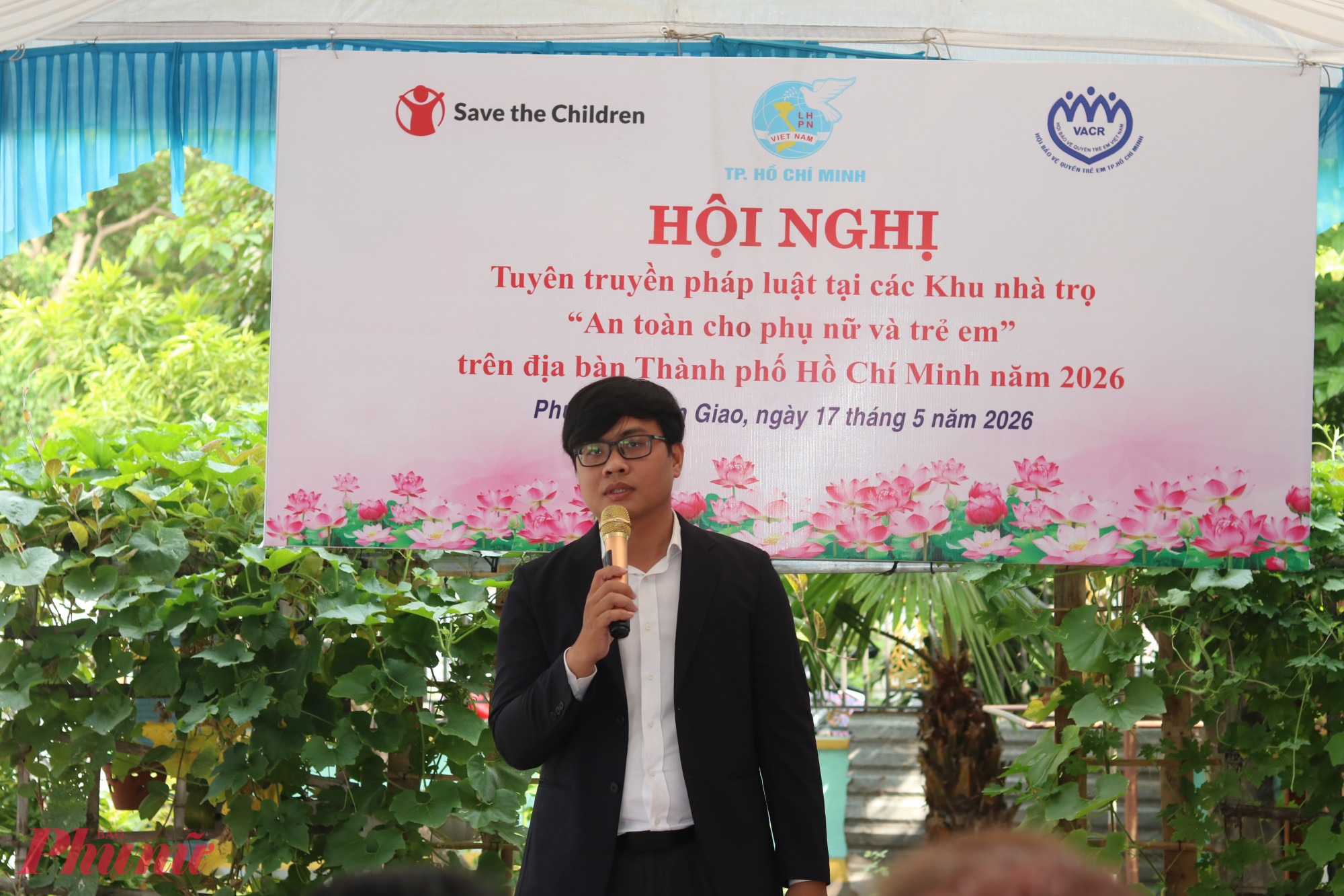 Luật sư Hồ Bảo tuyên truyền pháp luật đến người lao động  - Ảnh: Mẫn Nhi