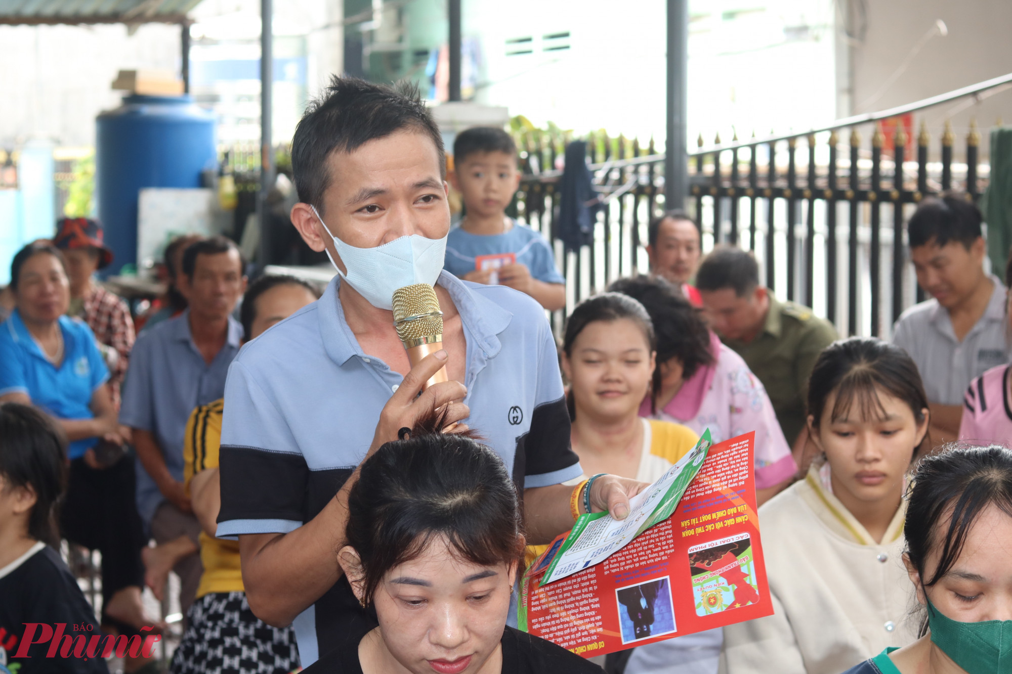 Tại hội nghị, người lao động cũng được nghe tuyên truyền về quyền lợi và cách thức tham gia bảo hiểm y tế, bảo hiểm xã hội tự nguyện - Ảnh: Mẫn Nhi