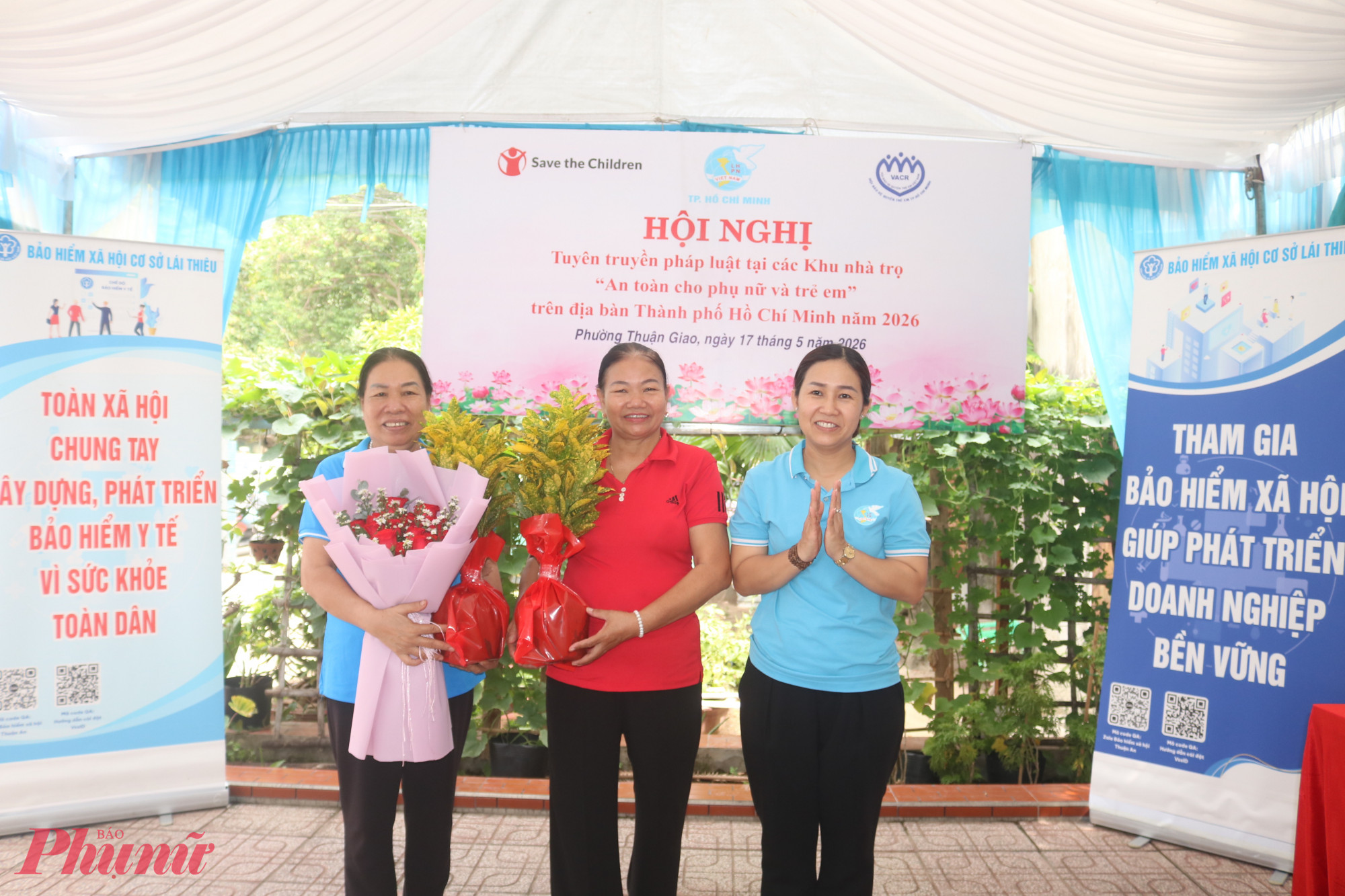 Nhân chương trình, Hội LHPN phường Thuận Giao tặng cây xanh đến các nữ chủ nhà trọ, qua đó kêu gọi mọi người cùng chung tay trồng và chăm sóc cây tạo môi trường sống trong lành, an toàn - Ảnh: Mẫn Nhi