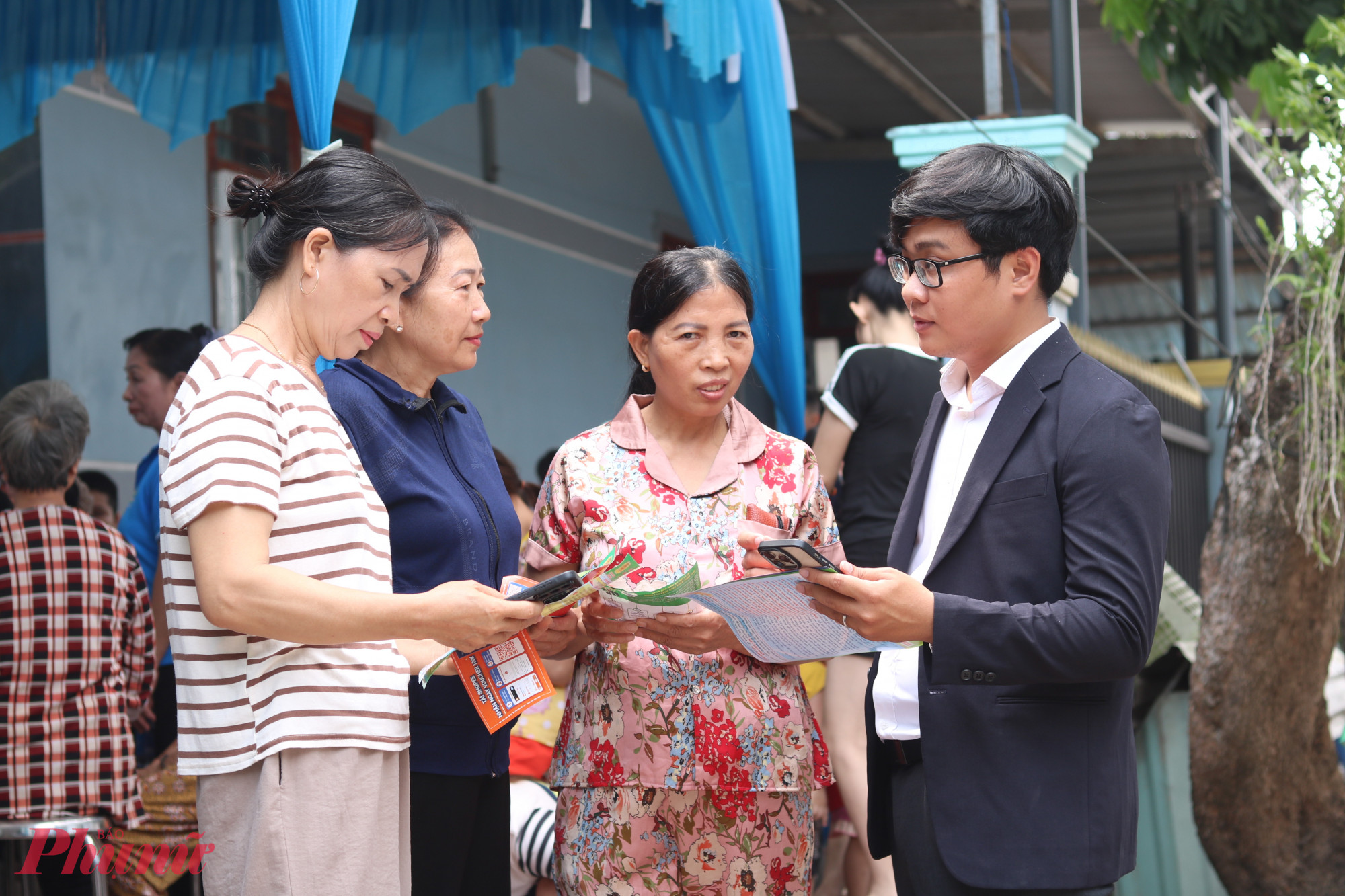 Luật sư Hồ Bảo trao đổi thêm với các dì, các chị về cách nhận diện các thủ đoạn lừa đảo - Ảnh: Mẫn Nhi