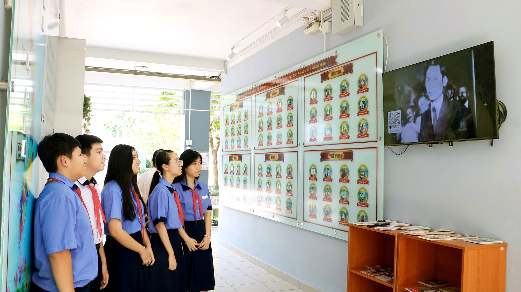 Học sinh Trường THCS Trần Huy Liệu xem phim tư liệu  về Bác Hồ trong Không gian văn hóa Hồ Chí Minh của trường 