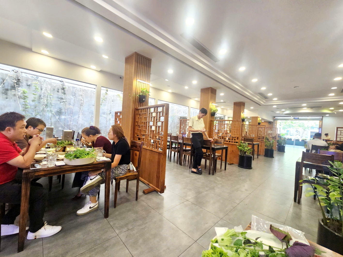 Nhà hàng 30/4 trước đây chật kín khách vào buổi trưa, nay khá vắng vẻ