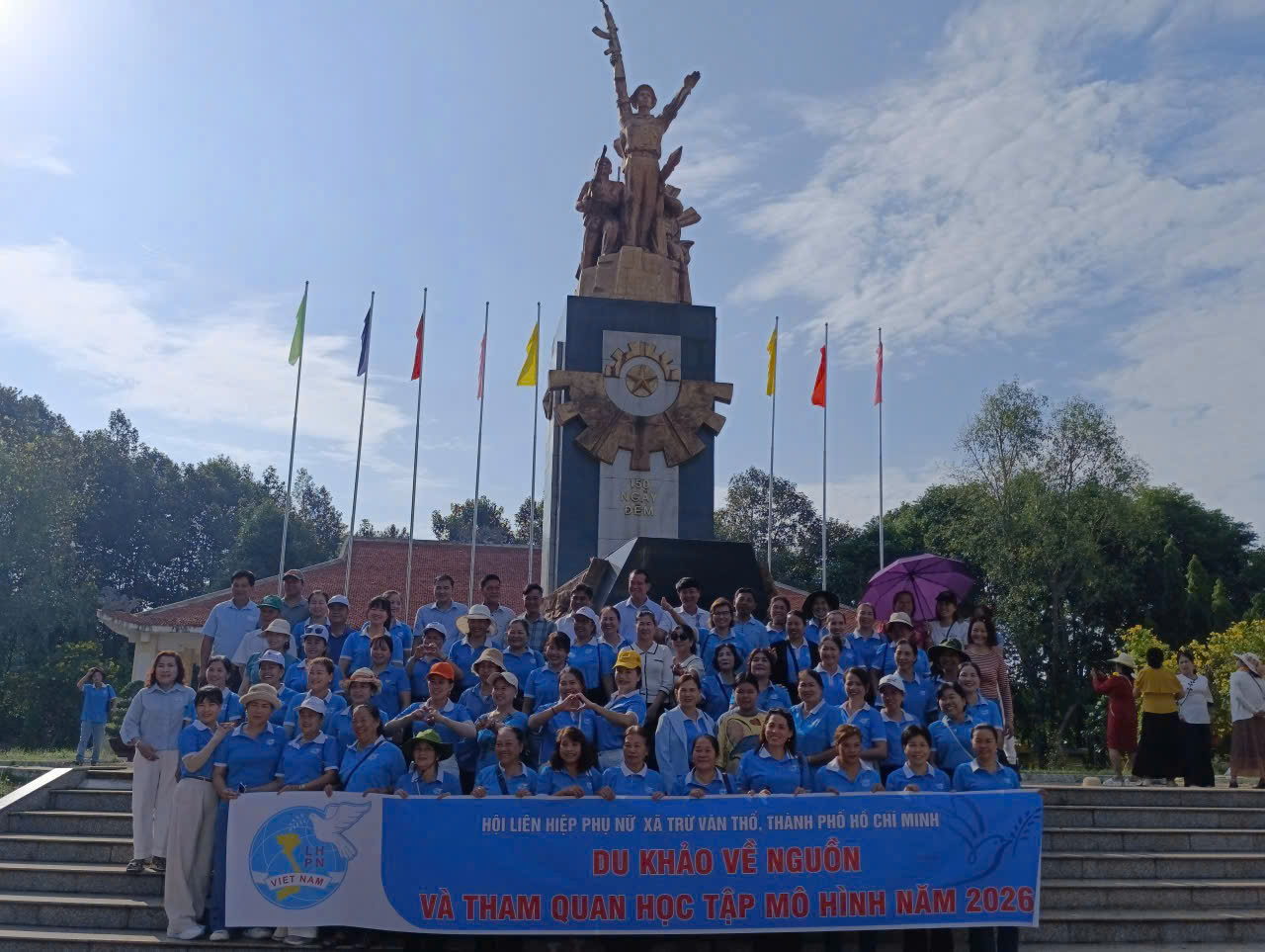 Đoàn Hội LHPN xã Trừ Văn Thố cùng các đại biểu tham gia về nguồn tại Di tích Di tích lịch sử quốc gia Chốt chặn Tàu Ô  - Ảnh: H.T.