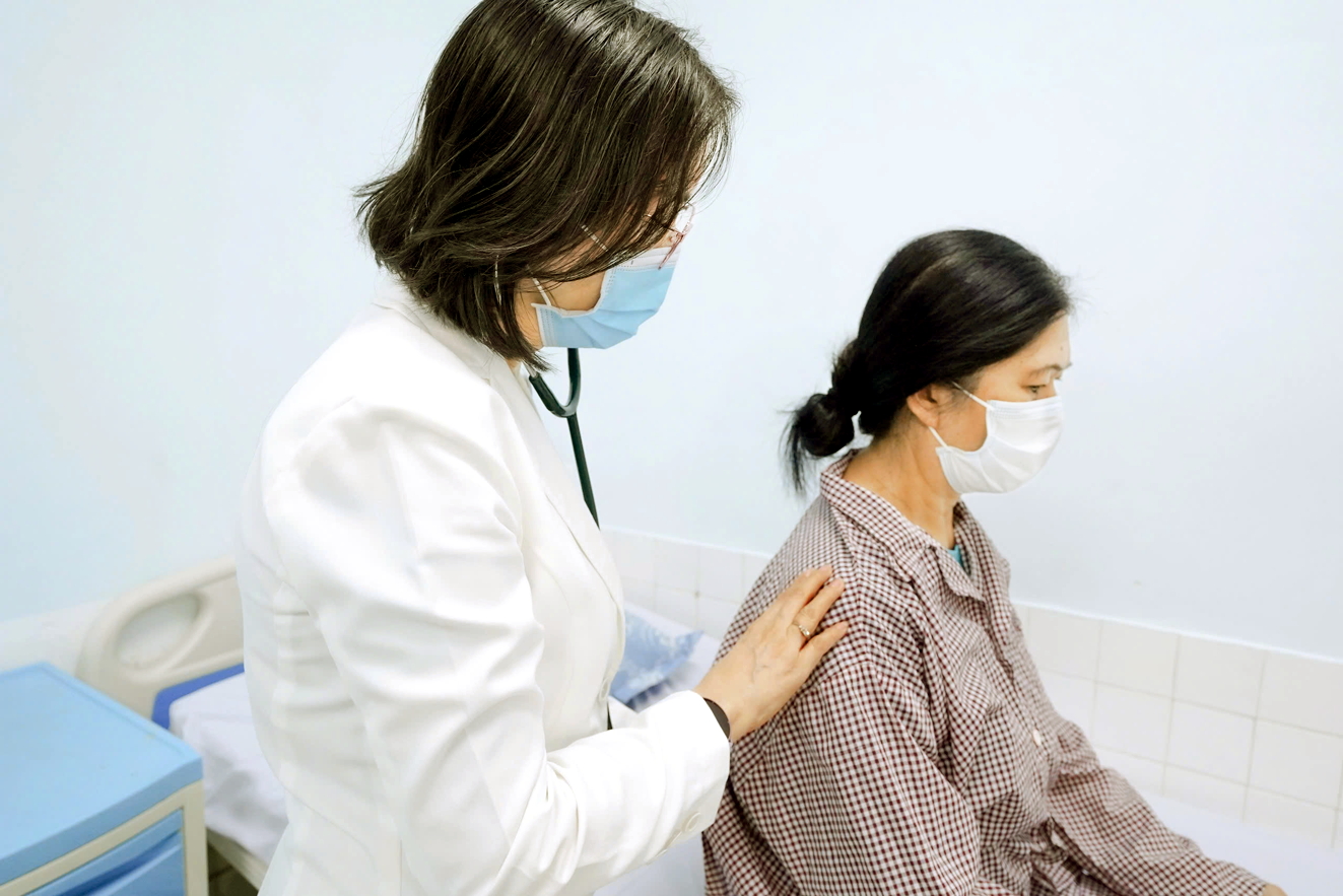 Bác sĩ Lê Thị Thu Hương thăm khám lại cho bệnh nhân tại Bệnh viện Nhân dân Gia Định