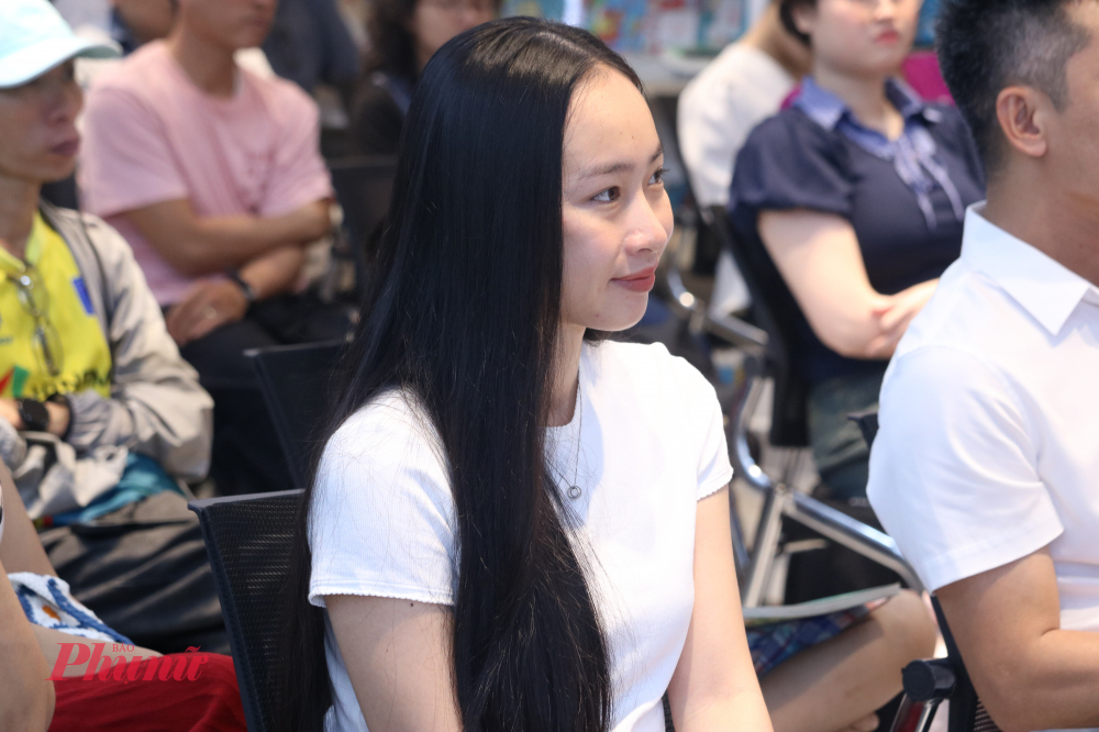 Nhiều độc giả đến với buổi giao lưu, bày tỏ sự tò mò và hứng thú với những câu chuyện của tác giả