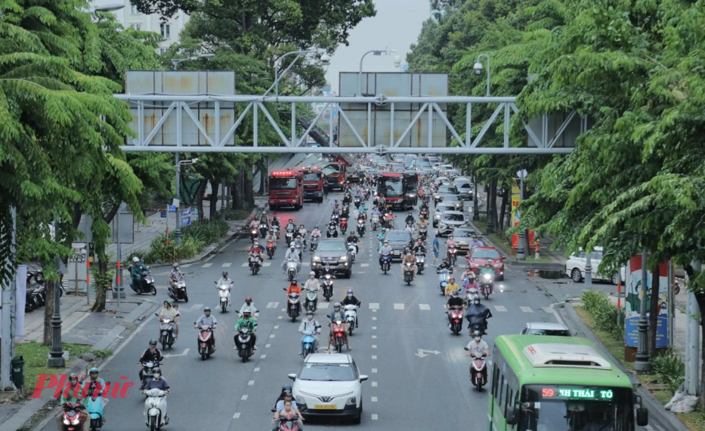 Khu vực xảy ra sự việc gần cầu đi bộ qua đường Hoàng Văn Thụ - Ảnh: Nguyễn Văn