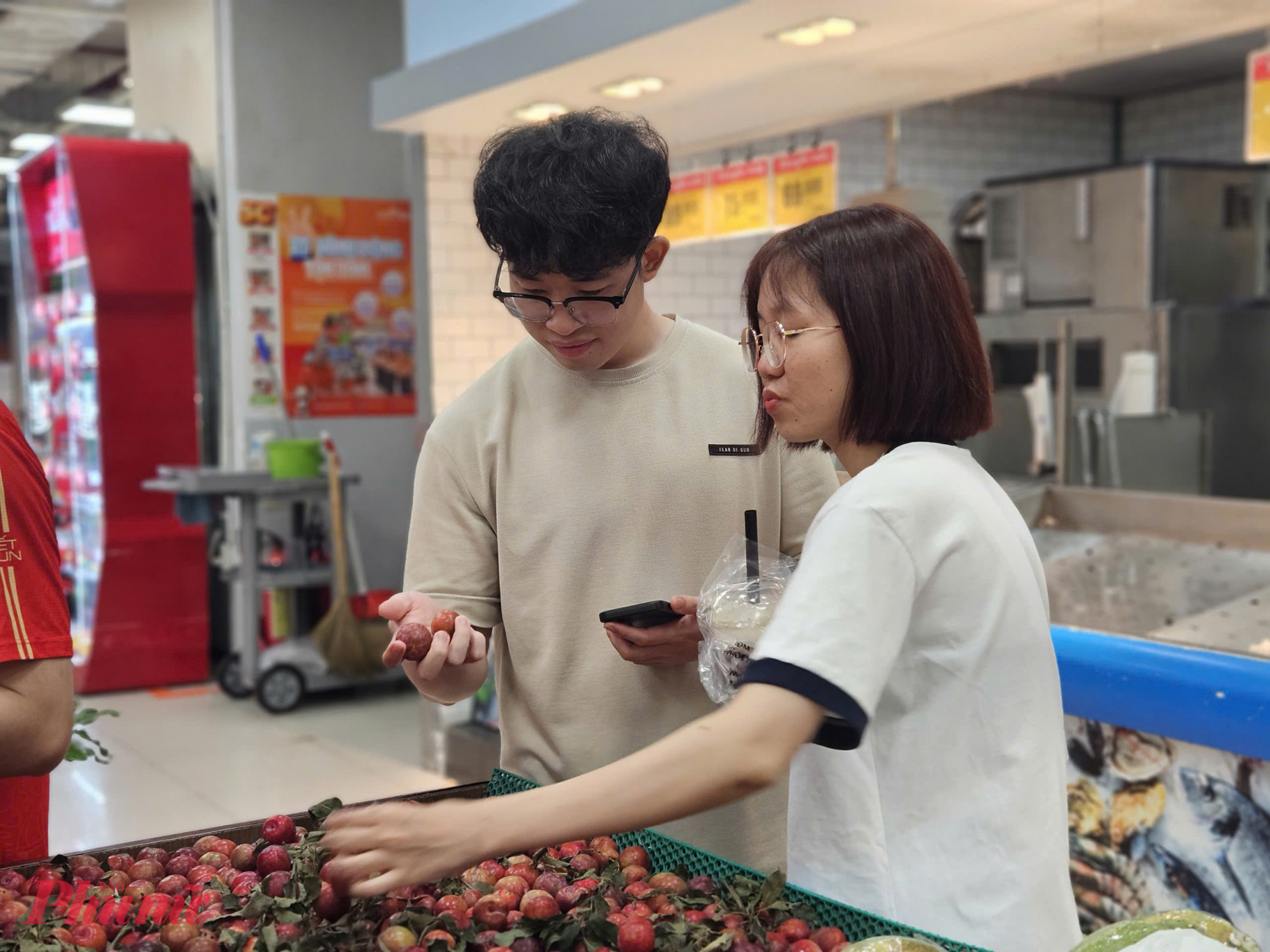 Với không ít người ở TPHCM hay các tỉnh phía Nam, đây còn là loại trái cây mang cảm giác đặc sản vùng miền, không phải lúc nào cũng có quanh năm.