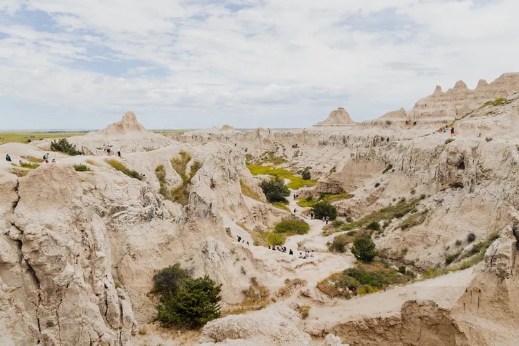 Vườn quốc gia Badlands, Nam Dakota. Đến đây, bạn tưởng đi lạc vào sao Hỏa. Rộng khoảng 982 km², Badlands có những đỉnh núi đá gồ ghề, những ngọn đồi ngoằn ngoèo và những lớp hóa thạch rộng lớn. Nơi đây còn là nhiều động vật hoang dã như: bò rừng bison, chó thảo nguyên và cừu sừng lớn. Bạn nên đến đây vào cuối mùa xuân hoặc mùa thu.