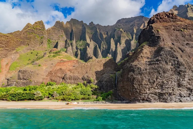 Bờ biển Nāpali ở Hawaii dài khoảng 27km ở phía bắc đảo Kauaʻi. Được ví như một ốc đảo lục bảo giữa đại dương, nơi đây có những vách đá dựng đứng và những thung lũng xanh mướt trải dài ra biển. Để đến được đây, bạn phải đi bằng thuyền hoặc trực thăng, còn đi bộ rất gian nan. Bạn nên đi là từ tháng 6 đến tháng 8.