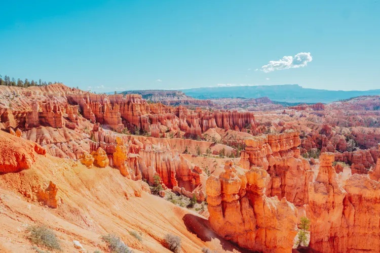 Vườn quốc gia Bryce Canyon, Utah. Ở đây có những cột đá hình nấm kỳ lạ và cũng là nơi có cột đá hình nấm lớn nhất thế giới. Bạn nên đến Bryce Canyon vào cuối mùa xuân, đầu mùa thu để tận hưởng khí trời ấm áp.